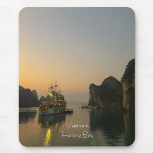 Ein schöner Sonnenuntergang in Halong Bay, Vietnam Mousepad