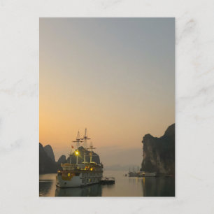 Ein schöner Sonnenuntergang in Halong Bay, Vietnam Postkarte