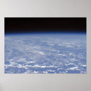 Ein schräger Horizont mit Blick auf die Erdatmosph Poster