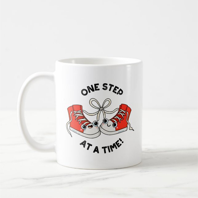 Ein Schritt nach dem anderen, ein lustiger Sneaker Kaffeetasse (Links)