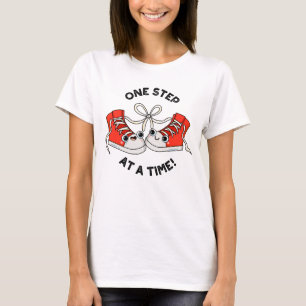 Ein Schritt nach dem anderen, ein lustiger Sneaker T-Shirt