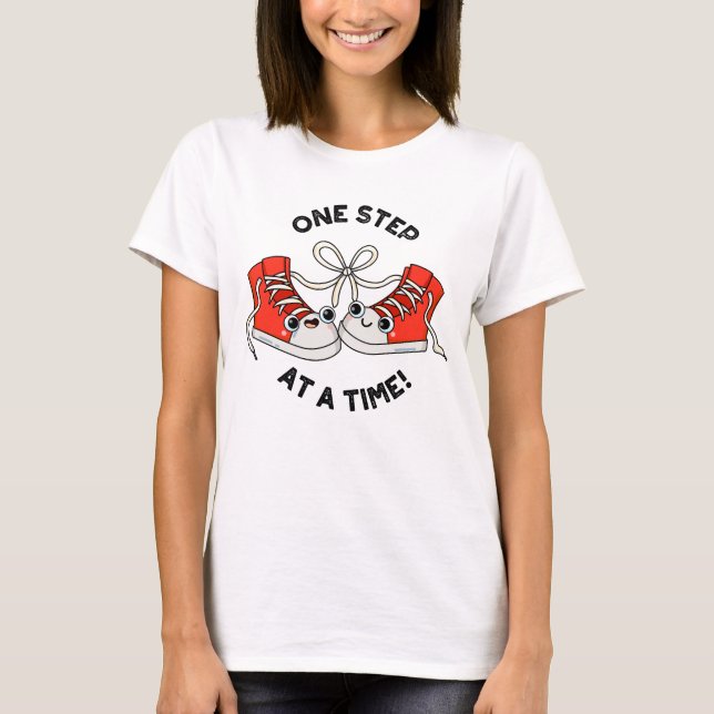 Ein Schritt nach dem anderen, ein lustiger Sneaker T-Shirt (Vorderseite)