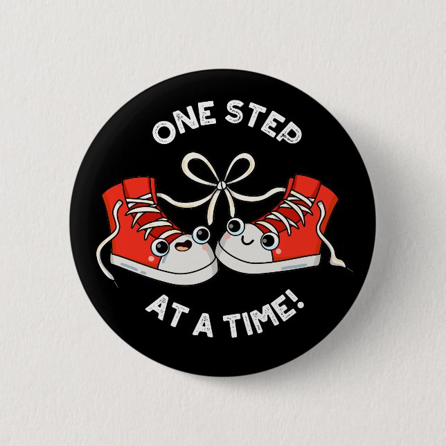 Ein Schritt nach dem anderen lustige Sneaker Puppe Button (Vorderseite)