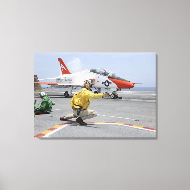 Ein Schütze an Bord des Flugzeugträgers Leinwanddruck (Vorderseite)