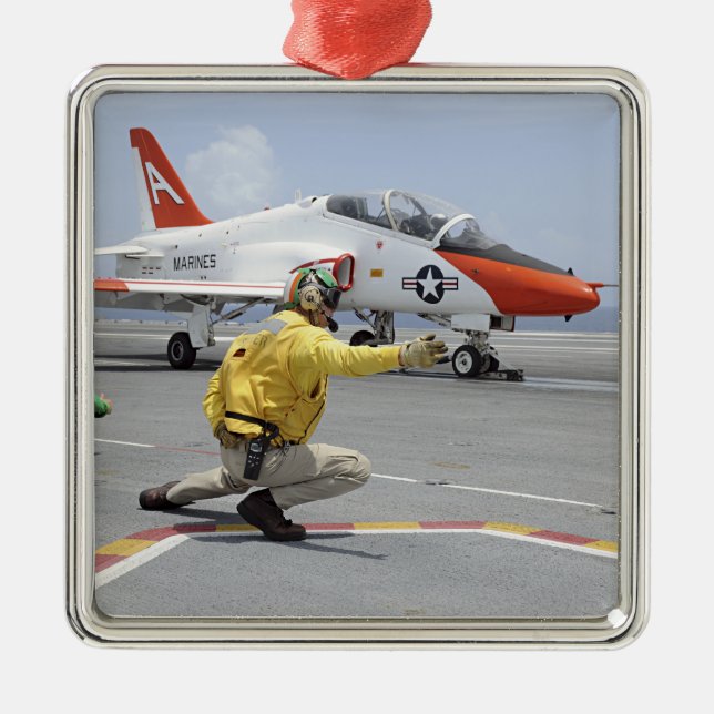 Ein Schütze an Bord des Flugzeugträgers Ornament Aus Metall (Vorne)
