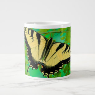 Ein Schwalbenschwanz Schmetterling landet Jumbo-Tasse