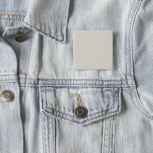 ein Schwarz-Weiß-Foto eines Mannes in einem Anzug Button