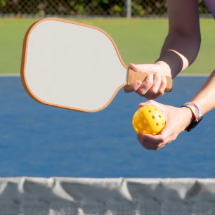 ein Schwarz-Weiß-Foto eines Mannes in einem Anzug  Pickleball Schläger