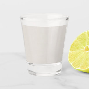 ein Schwarz-Weiß-Foto eines Mannes in einem Anzug Schnapsglas