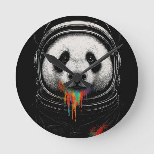 Ein schwarz-weißer Panda-Bär, der einen Raumanzug Runde Wanduhr
