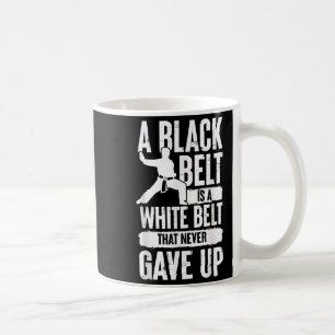 Ein schwarzer Gürtel ist ein weißer Gürtel, der ni Kaffeetasse