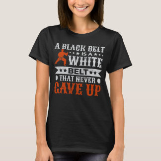 Ein schwarzer Gürtel ist ein weißer Gürtel, der ni T-Shirt