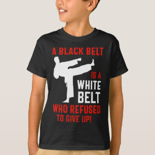 Ein schwarzer Gürtel ist ein weißer Gürtel, der ni T-Shirt