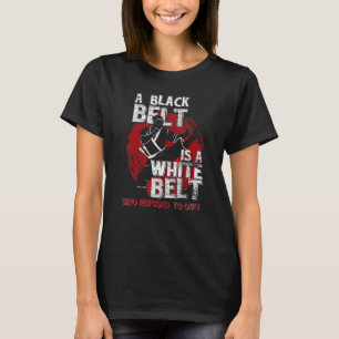 Ein schwarzer Gürtel ist ein weißer Gürtel, der si T-Shirt