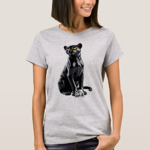 Ein schwarzer Panther sitzt und beobachtet die Umg T-Shirt