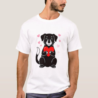 Ein schwarzer Welpe hält ein rotes Herz T-Shirt