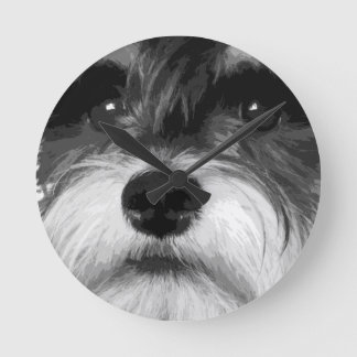 Ein Schwarzweiss-Zwergschnauzer Runde Wanduhr