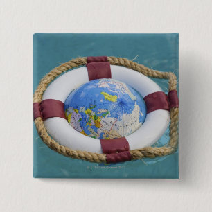 Ein Schwimmweste- und Weltkugelschwimmen Button