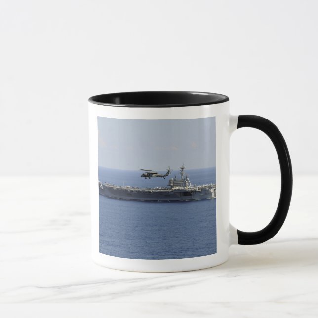 Ein Seahawk-Hubschrauber mit MH-60er Tasse (Rechts)