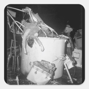 Ein Seefahrer der Küstenwache starb in seiner Schl Quadratischer Aufkleber