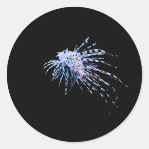 Ein Seeteufel mit schwarzem Hintergrund Runder Aufkleber