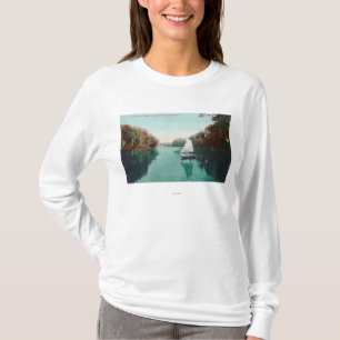 Ein Segelboot auf der Feder RiverMarysville, CA T-Shirt