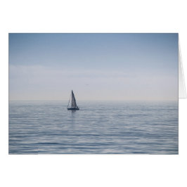 Ein Segelboot auf einem ruhigen Meer