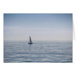 Ein Segelboot auf einem ruhigen Meer