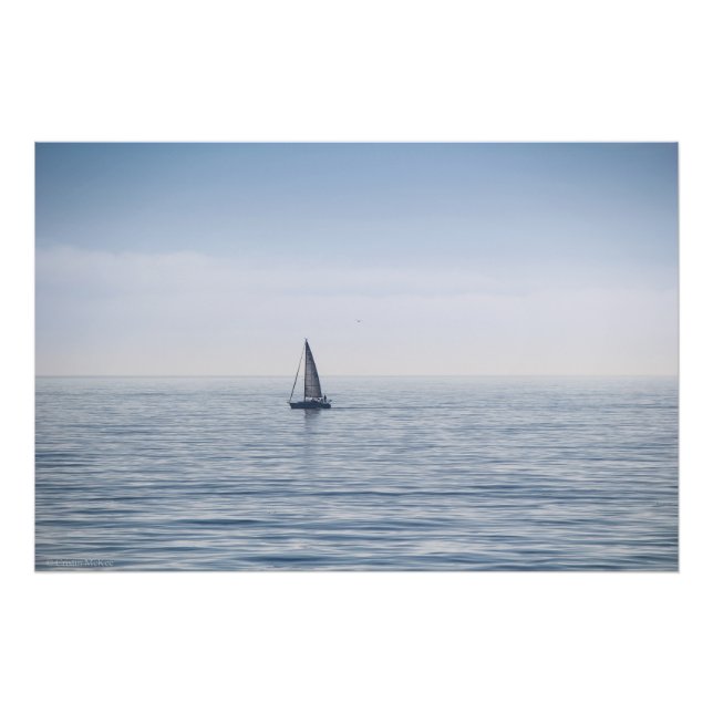 Ein Segelboot auf einem ruhigen Meer Fotodruck (Vorne)