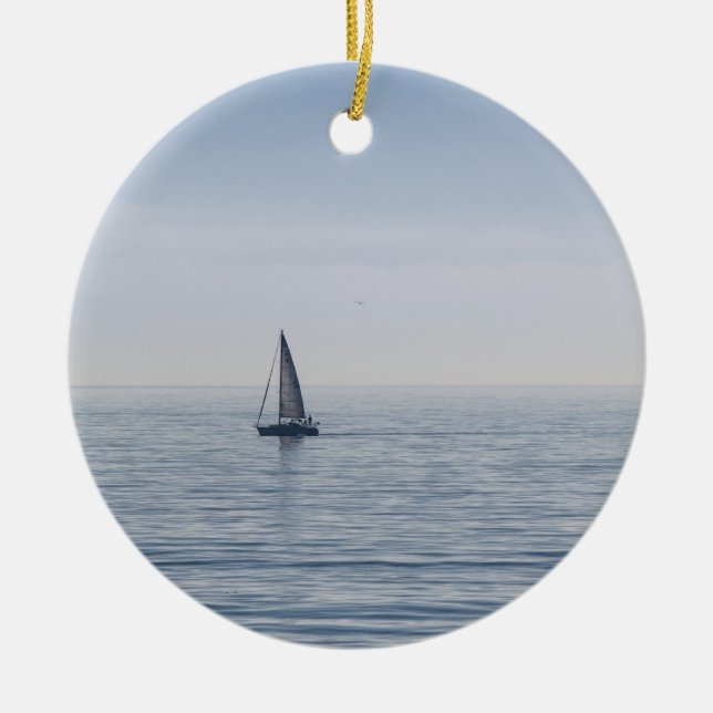 Ein Segelboot auf einem ruhigen Meer Keramikornament (Vorne)