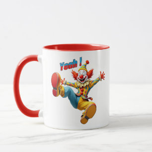 Ein sehr lustiger Clown auf der Bühne. Tasse