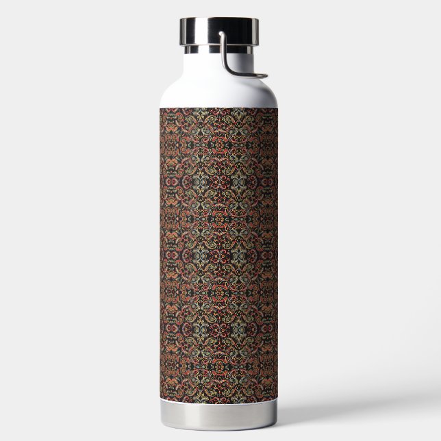 ein sehr verziertes Muster mit vielen verschiedene Trinkflasche (links)