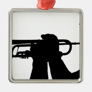 Ein Service-Mitglied spielt eine Melodie Silbernes Ornament