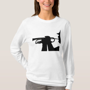 Ein Service-Mitglied spielt eine Melodie T-Shirt