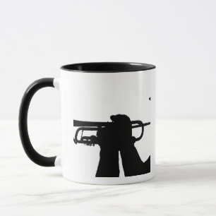 Ein Service-Mitglied spielt eine Melodie Tasse