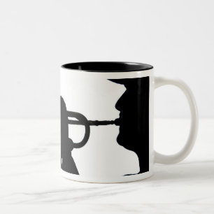 Ein Service-Mitglied spielt eine Melodie Zweifarbige Tasse