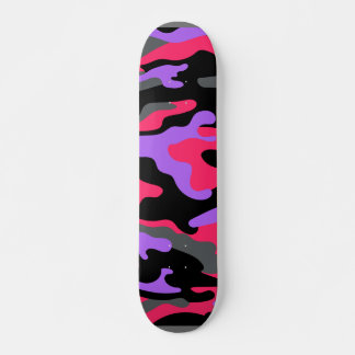 Ein Skateboard mit einem lebendigen Design.