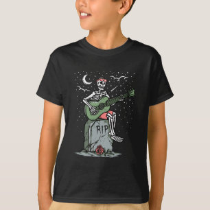Ein Skelett, das Gitarre auf einem Grab spielt T-Shirt
