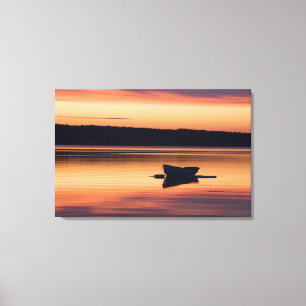Ein Skiff bei Sonnenaufgang in Eggemoggin Reach in Leinwanddruck