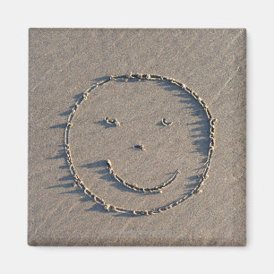 Ein Smiley gezeichnet im Sand Magnet