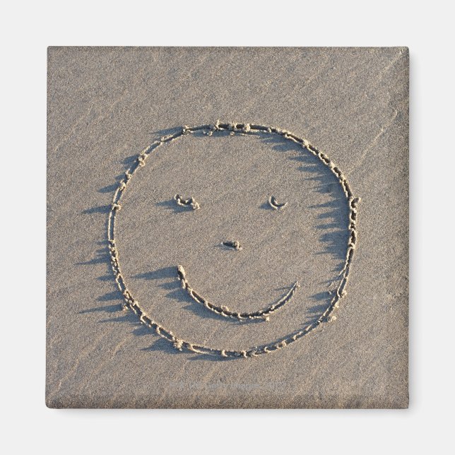 Ein Smiley zeichnete in Sand. Magnet (Vorne)