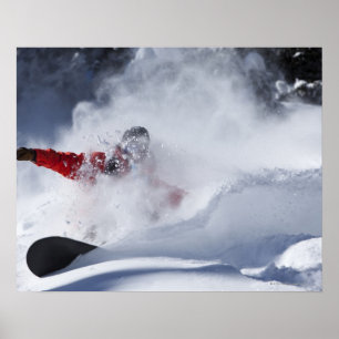 Ein Snowboarder rippt untracktes Pulver ein Poster