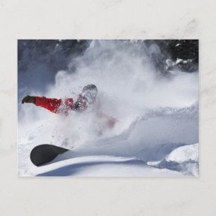 Ein Snowboarder rippt untracktes Pulver ein Postkarte