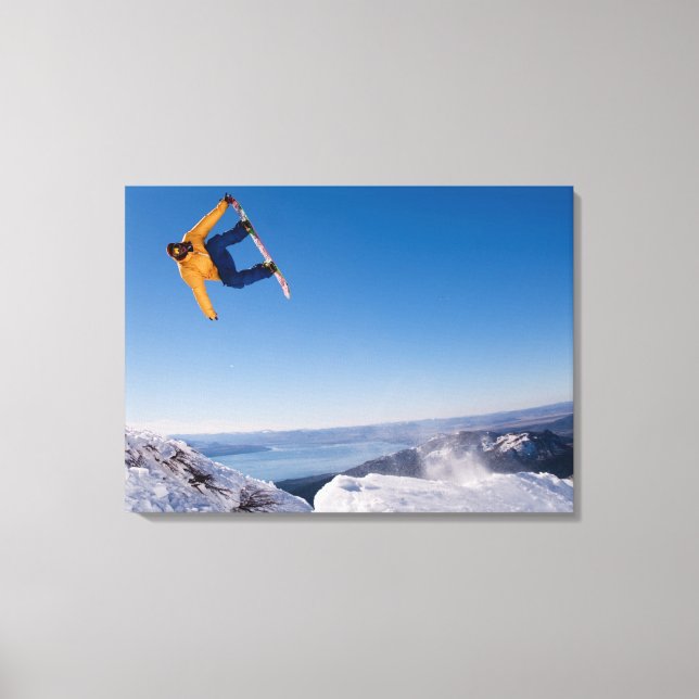 Ein Snowboarder springt in Argentinien ab Leinwanddruck (Vorderseite)