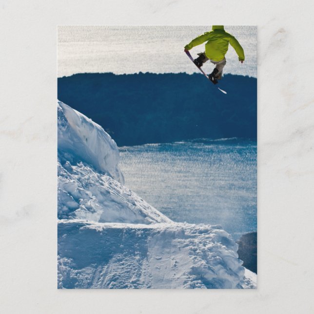 Ein Snowboarder springt Postkarte (Vorderseite)