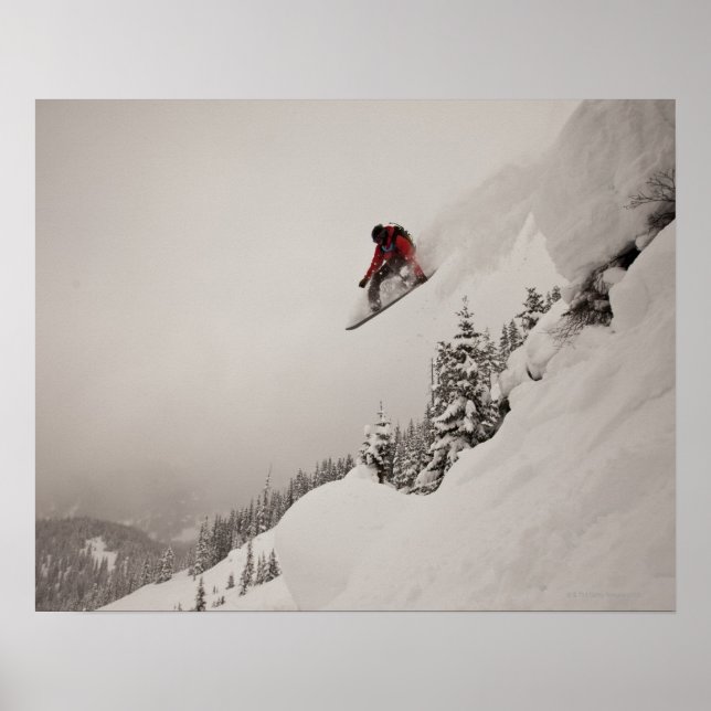 Ein Snowboarder springt von einer Klippe in Puder Poster (Vorne)