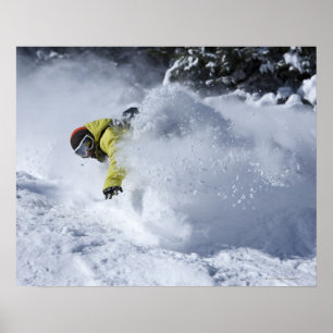 Ein Snowboarder zerreißt untracked Pulverdrehunge Poster