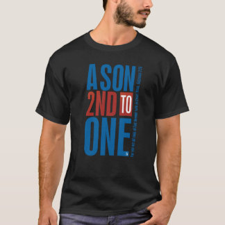 Ein Sohn an zweiter Stelle bis einen T-Shirt