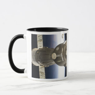 Ein Sojus-Raumfahrzeug, das von der Erde zurückgel Tasse