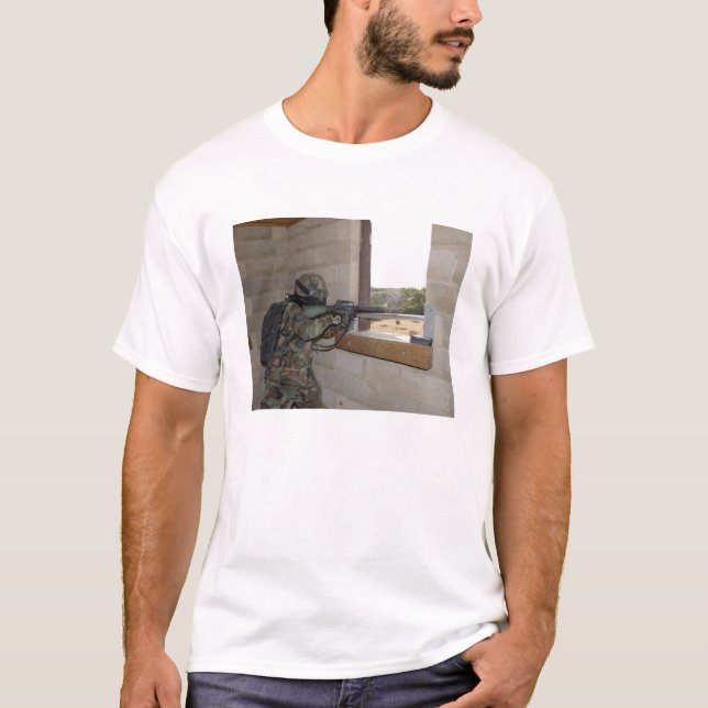Ein Soldat agiert als Oppositionstruppe T-Shirt (Vorderseite)